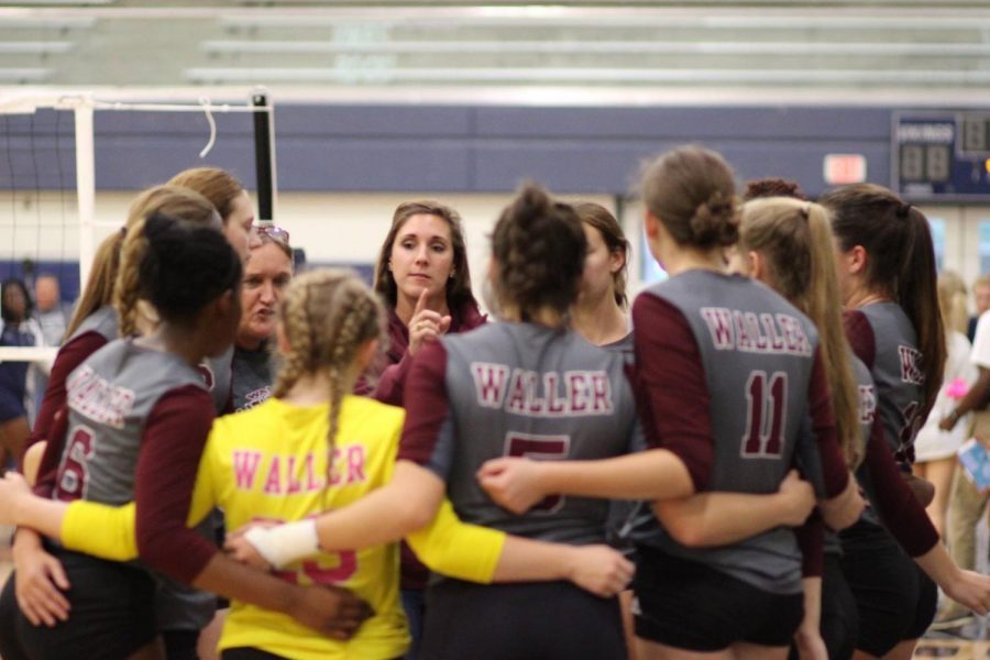 Coach+Jordan+Williams+directs+the+Waller+Bulldogs+during+the+past+volleyball+season.