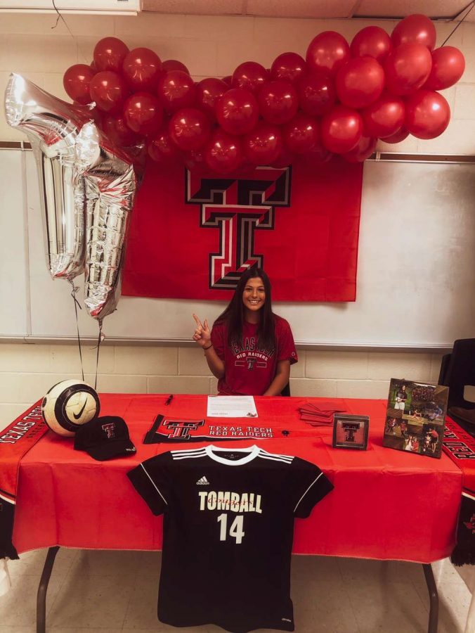 Alexis Fowlkes signs her letter of commitment to play at Texas Tech. 