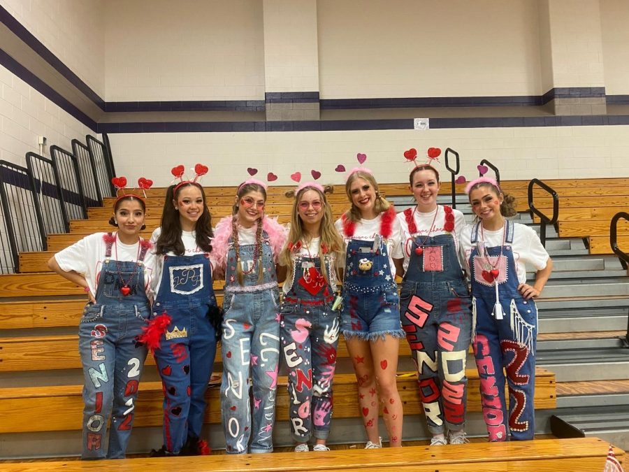 The Seniors take one last contest picture in their self-decorated overalls.