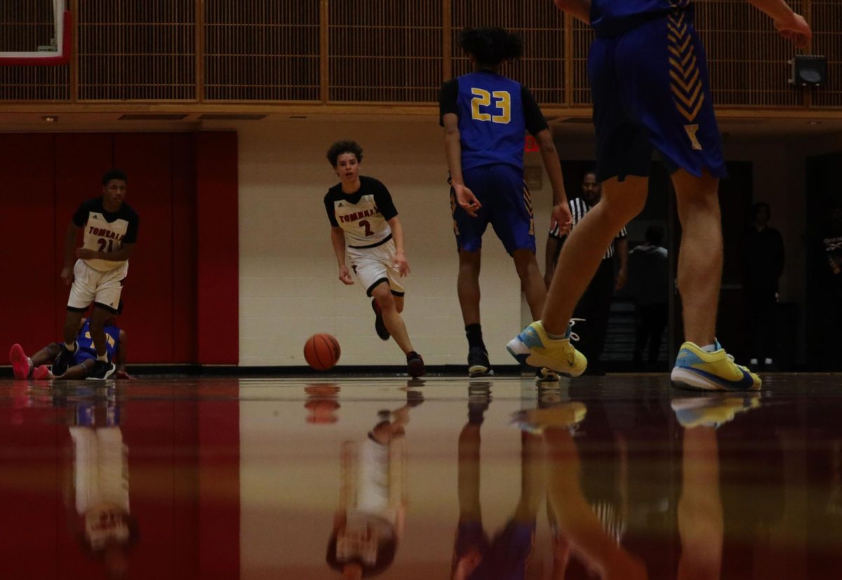 Arthur Oliveria dribbling the ball on the court 