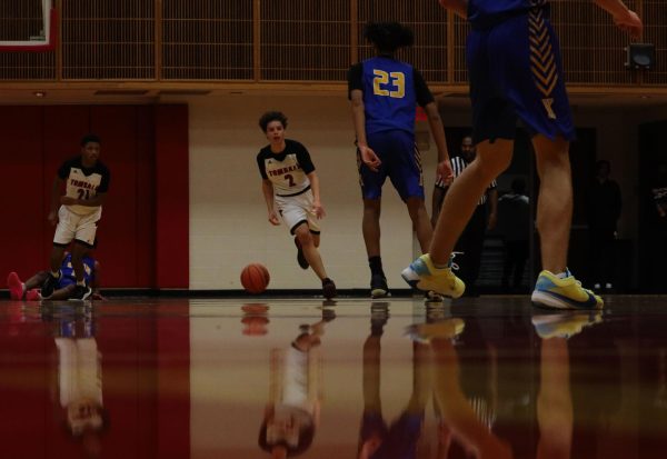 Arthur Oliveria dribbling the ball on the court 